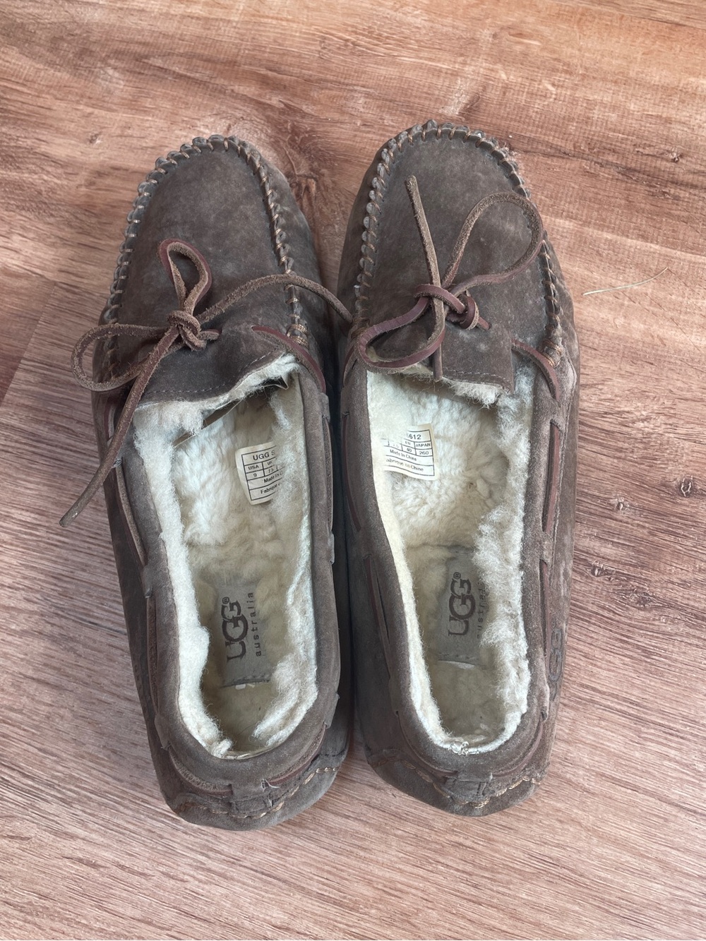 UGG Dakota Moccasins Slippers Brown Shearling Womens Size 9 - Picture 4 of 12